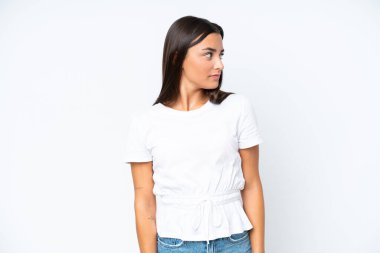 Beyaz arka planda izole edilmiş beyaz bir kadın şüpheli hareketler yapıyor.