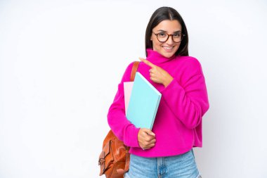 Beyaz arka planda izole edilmiş genç bayan bir ürünü sunmak için kenarı işaret ediyor.