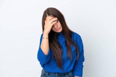 Genç Ukraynalı kadın beyaz arka planda baş ağrısı ile izole edilmiş.