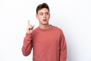 Genç ve yakışıklı Brezilyalı bir adam beyaz arka planda izole edilmiş.