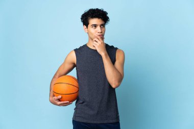 Venezuelalı basketbolcu, izole edilmiş arka planda şüpheleri var.