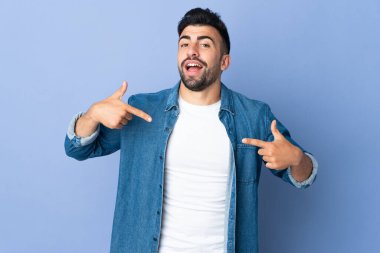 Kafkasyalı erkek soyutlanmış mavi arka plan gururlu ve kendini beğenmiş.