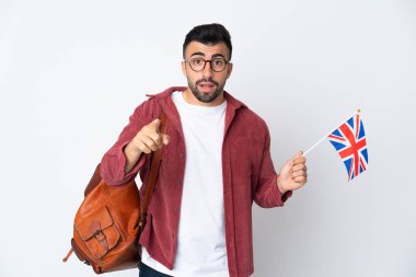 Birleşik Krallık bayrağını tutan İspanyol genç adam şaşırdı ve ön tarafı gösterdi.