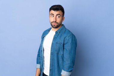 İzole edilmiş mavi arka planda beyaz bir adam. Portre