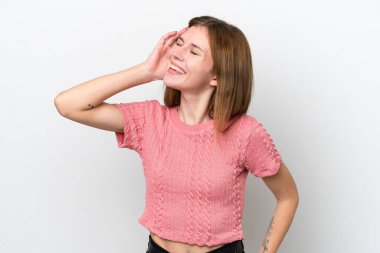 Beyaz arka planda izole edilmiş genç bir İngiliz kadın. Çok gülümsüyor.