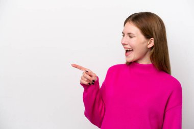 Beyaz arka planda izole edilmiş genç bir İngiliz kadın parmağını yana uzattı ve bir ürün sundu.