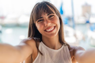 Açık havada genç bir kadın Neşeli bir ifadeyle