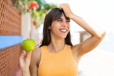 Açık havada elmalı genç bir kadın bir şeyin farkına vardı ve çözümü arıyor.