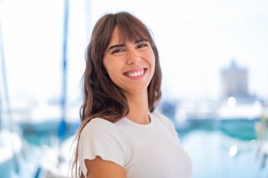 Açık havada genç bir kadın Neşeli bir ifadeyle