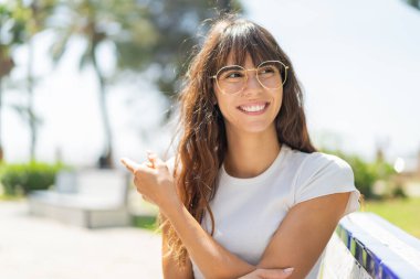 Dışarıdaki genç kadın Gözlüklü ve işaret eden tarafıyla