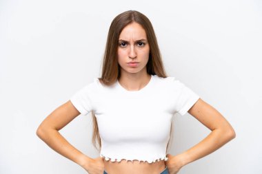 Beyaz arka planda izole edilmiş genç beyaz kadın kızgın.