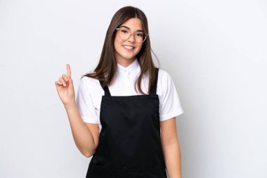 Restorandaki Brezilyalı garson kadın beyaz arka planda izole edilmiş ve en iyinin işareti olarak parmağını kaldırıyor.