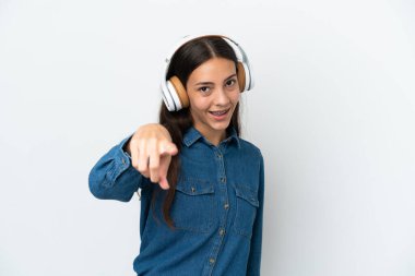Genç Fransız kız beyaz arka planda izole edilmiş müzik dinliyor.
