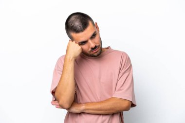 Beyaz arka planda izole edilmiş, yorgun ve sıkılmış bir ifadeyle genç beyaz bir adam.