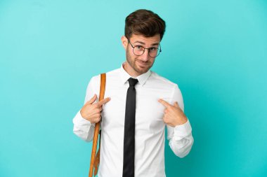 Yüzünde sürpriz ifadeyle izole edilmiş bir iş adamı.