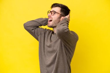 Sarı arka planda izole edilmiş genç beyaz adam bunalıma girdi.