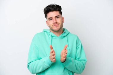 Beyaz arka planda izole edilmiş genç beyaz bir adam bir konferanstan sonra alkışlıyor.