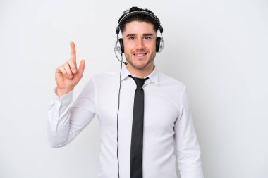 Beyaz arka planda izole edilmiş beyaz pazarlamacı harika bir fikre işaret ediyor.