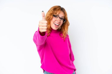 Beyaz arka planda izole edilmiş beyaz bir kadın. Başparmakları havada. Çünkü iyi bir şey oldu.