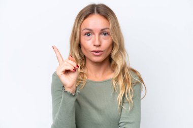 Beyaz arka planda izole edilmiş genç Rus kadın parmağını kaldırarak çözümü anlamaya çalışıyor.