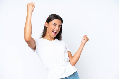 Beyaz arka planda izole edilmiş beyaz bir kadın zaferi kutluyor.