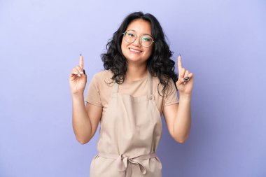 Restoran Asyalı garson, mor arka planda izole edilmiş. Harika bir fikir.