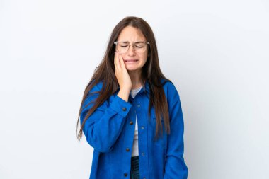 Genç Ukraynalı kadın beyaz arka planda diş ağrısı ile izole edilmiş.