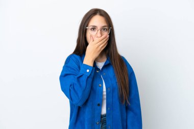 Genç Ukraynalı bir kadın beyaz arka planda izole edilmiş, ağzı elle kapatılmış.