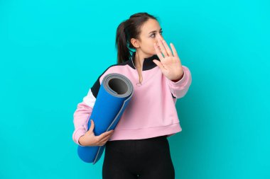 Ukraynalı kadın elinde minder tutarken yoga derslerine gidiyor dur hareketi yapıyor ve hayal kırıklığına uğruyor.