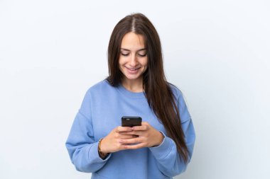 Beyaz arka planda izole edilmiş genç Ukraynalı kadın cep telefonuyla mesaj ya da e-posta gönderiyor