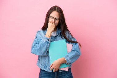 Pembe arka planda izole edilmiş genç Ukraynalı kız öğrencinin şüpheleri var.