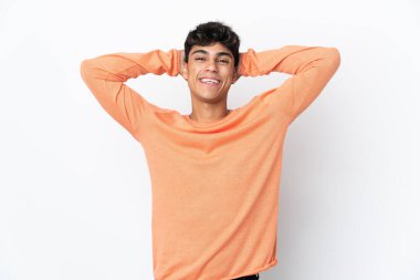 Genç adam izole edilmiş beyaz arka plan gülüyor.