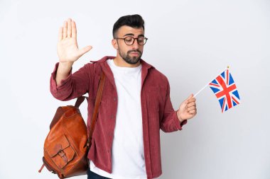 Birleşik Krallık bayrağını tutan İspanyol genç adam dur hareketi yapıyor ve hayal kırıklığına uğruyor.