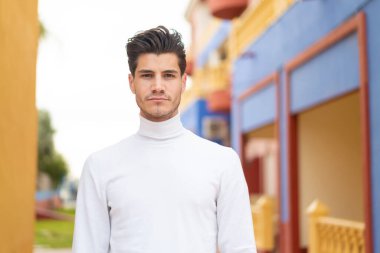 Açık havada genç beyaz bir adam. Portre