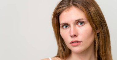 İzole edilmiş beyaz arka planda güzel bir genç kadının portresi.