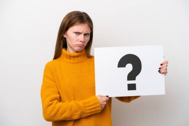 Beyaz arka planda izole edilmiş genç bir İngiliz kadın. Elinde üzgün ifadeli soru işareti olan bir pankart var.