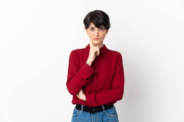 Kısa saçlı bir kadın beyaz arka planda izole edilmiş ve düşünüyor.