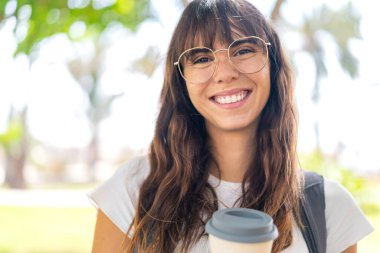Açık havada genç bir kadın Neşeli bir ifadeyle