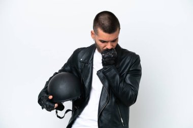 Motosiklet kasklı genç, beyaz arka planda izole edilmiş beyaz bir adam şüpheleri var.