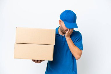 Beyaz arka planda izole edilmiş, yorgun ve hasta suratlı beyaz bir adam.