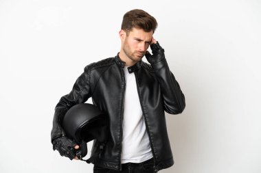 Beyaz arka planda başağrısı olan motorsiklet kasklı beyaz bir adam.