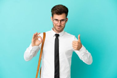 İzole edilmiş arka plan üzerinde iş adamı Tamam işareti ve baş parmak işareti