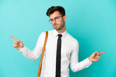 Tecrit edilmiş arka planda iş adamı parmak ucunda ve mutlu.