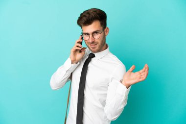 Tecrit edilmiş bir geçmişi olan bir iş adamı cep telefonuyla sohbet ediyor.