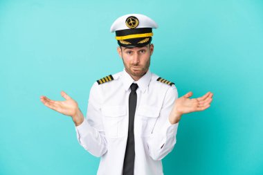 Kafkasyalı uçak pilotu mavi arka planda izole edildi.