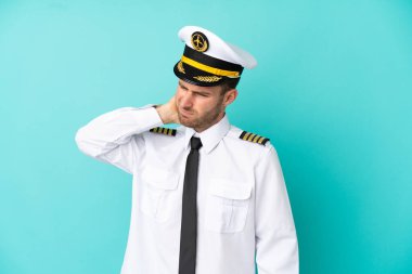 Kafkasyalı uçak pilotu mavi arka planda boyun ağrısı ile izole edildi.