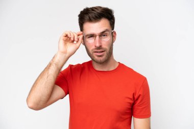 Beyaz arka planda gözlüklü ve hayal kırıklığına uğramış bir beyaz adam.