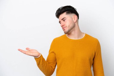 Beyaz arka planda izole edilmiş genç beyaz bir adam...