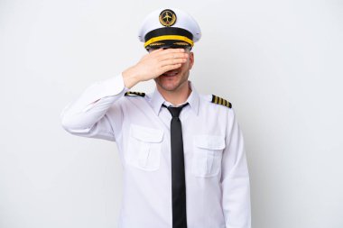 Kafkasyalı uçak pilotu beyaz arka planda, gözleri elle kapatıyor. Bir şey görmek istemiyorum.