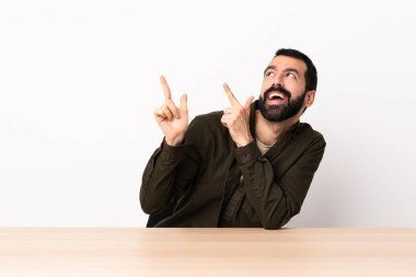 Masada sakallı, işaret parmağıyla işaret eden beyaz bir adam. Harika bir fikir..